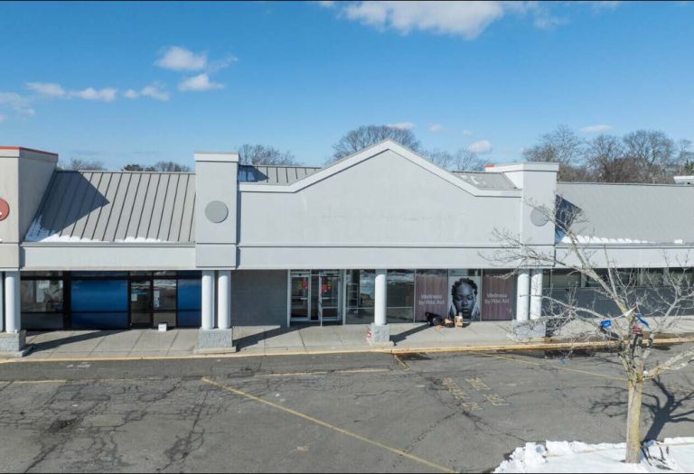 361 N Service Rd, Patchogue, NY – retail space